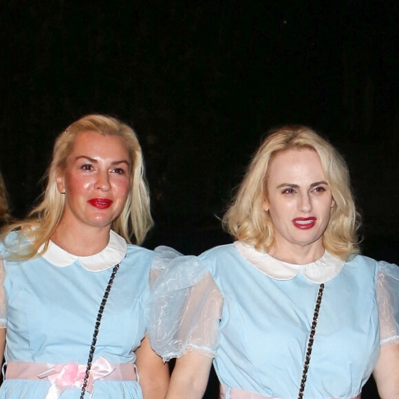 L'actrice Rebel Wilson et sa compagne Ramona Agruma se sont déguisées en "Jumelles de Shining" pour se rendre à la soirée d'Halloween de Vas Morgan et Michael Braun à Hollywood, États Unis le 29 Octobre. 