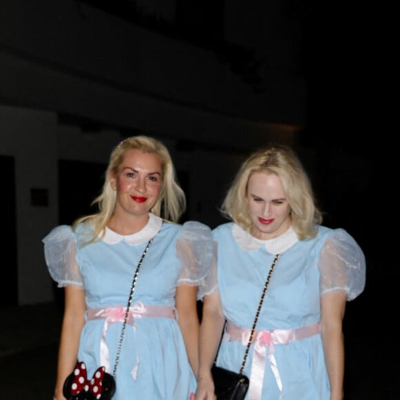 L'actrice Rebel Wilson et sa compagne Ramona Agruma se sont déguisées en "Jumelles de Shining" pour se rendre à la soirée d'Halloween de Vas Morgan et Michael Braun à Hollywood, États Unis le 29 Octobre. 
