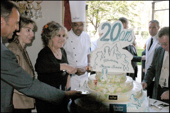 Brigitte Bardot fête les 20 ans de sa fondation et ses 72 ans lors d'une conférence au théâtre Marigny le 28 septembre 2006