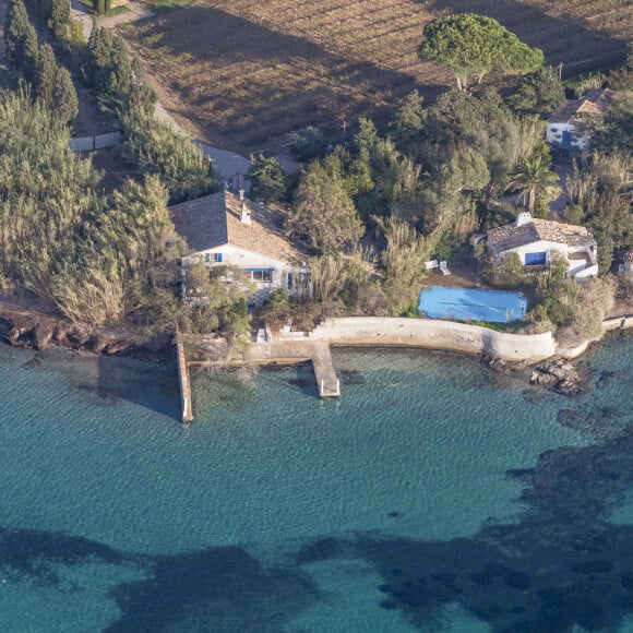 Exclusif - Vue aérienne de la Madrague, maison de la célèbre actrice Brigitte Bardot depuis 1959, dans la baie des Canoubiers, à Saint-Tropez, France. La Madrague fut le théâtre de fêtes inoubliables qui faisaient les gros titres des journaux. En 1963, elle obtient dérogation exceptionnelle payante, l'autorisant à construire des murs en prolongement des limites de sa parcelle jusque sur le bord de l'eau, formant ainsi une mini-plage privée, cela afin de protéger son intimité, notamment vis-à-vis des paparazzi. Brigitte Bardot fit don, en 1992, de sa propriété à la Fondation Brigitte-Bardot, afin d'en assurer la pérennité. De fait, elle en est l'usufruitière et déclare depuis " habiter chez ses animaux " qui à leur mort ont de petites tombes dans le jardin. © Antoine Vuela / Bestimage