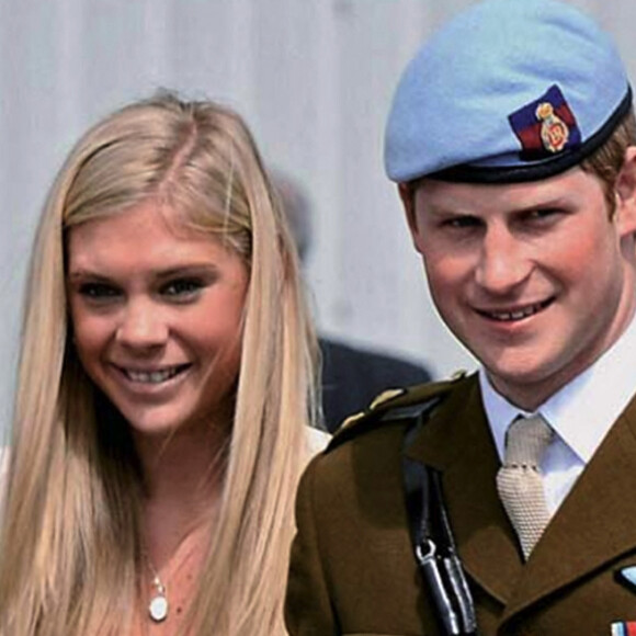 Le prince Harry avec sa comapgne Chelsy Davy après qu'il ai reçu sa décoration sur la base de Middle Wallop le 7 mai 2010 - Le prince Harry pose avec 12 soldats diplômés de RAF sur la base militaire de Middle Wallop dans le Hampshire où il a suivi une formation avancée sur les hélicoptères à Middle Wallop le 16 mars 2018. 