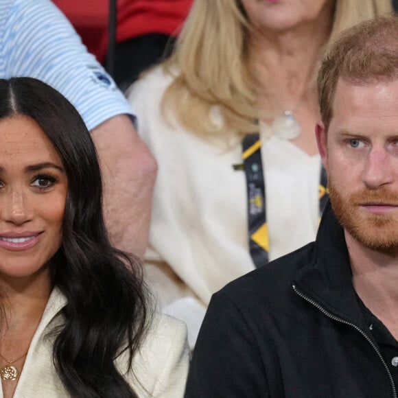 Le prince Harry et Meghan Markle assistent à la finale d'athlétisme, au deuxième jour des Invictus Games 2020 à La Haye, le 17 avril 2022. 