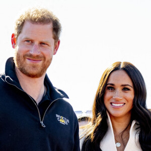 Le prince Harry et Meghan Markle assistent à la finale d'athlétisme, au deuxième jour des Invictus Games 2020 à La Haye, le 17 avril 2022. 