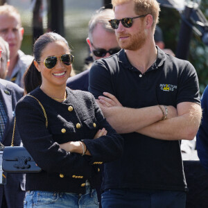 Le prince Harry et Meghan Markle lors du "Land Rover Challenge" au premier jour des Invictus Games 2020 à La Haye, le 16 avril 2022. 