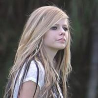 Avril Lavigne au Pays des Merveilles : une vraie princesse sur le tournage de son clip !