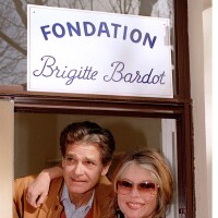 Brigitte Bardot inséparable de Bernard, son mari depuis 30 ans : un "chevalier servant" obligé de l'escorter...