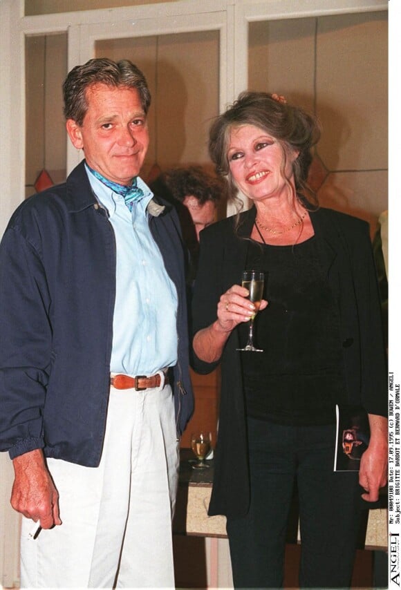 Brigitte Bardot et Bernard d'Ormale ont assisté à la pièce de théâtre "Le vison voyageur" jouée au théâtre de la Michodière au profit de la fondation Brigitte Bardot pour la sauvegarde des visons, marmottes et renards le 17 september 1995