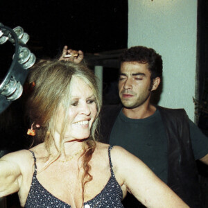 Archives - Brigitte Bardot et son mari Bernard d'Ormale lors de leur 5ème anniversaire de mariage à Saint-Tropez. Le 14 août 1997
