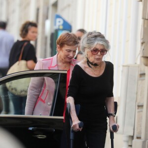 Exclusif - Brigitte Bardot, accompagnée de Laurence Parisot, est de retour dans les locaux de sa fondation à Paris. Le 24 juillet 2018 La Fondation Brigitte-Bardot, fondée par l'actrice en 1986, est une fondation française vouée à la protection des animaux, reconnue d'utilité publique depuis 1992.