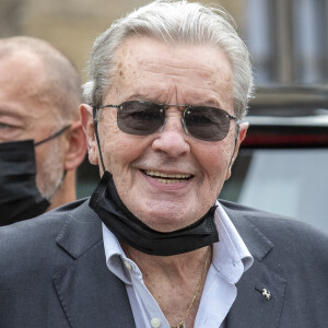 Alain Delon - Obsèques de Jean-Paul Belmondo en en l'église Saint-Germain-des-Prés, à Paris le 10 septembre 2021. © Cyril Moreau / Bestimage 