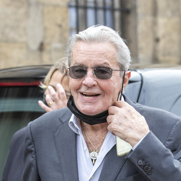 Alain Delon - Obsèques de Jean-Paul Belmondo en en l'église Saint-Germain-des-Prés, à Paris le 10 septembre 2021. © Cyril Moreau / Bestimage 