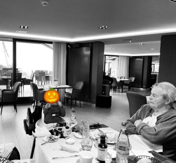 Anouchka Delon a dévoilé une photo de son père Alain Delon à la même table que son petit-fils Lino sur Instagram le 31 octobre 2022.