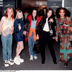 Geri Halliwell, Emma Bunton, Mel C, Victoria Beckham et Mel B - Les Spice Girls à l'aéroport Heathrow de Londres.