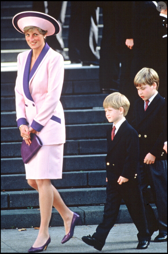 Archives - La princesse Lady Diana et ses enfants, le prince William et le prince Harry, à la cathédrale de St Paul à Londres. 1990.