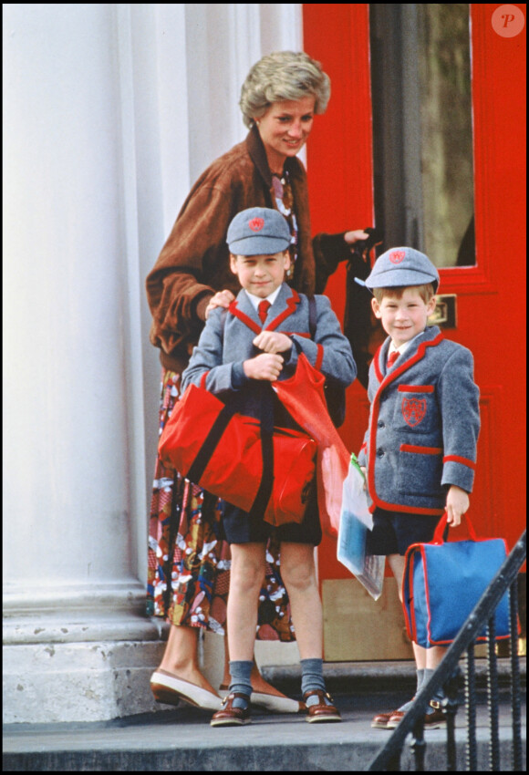 Archives - La princesse Lady Diana avec les princes William et Harry partent à l'école.