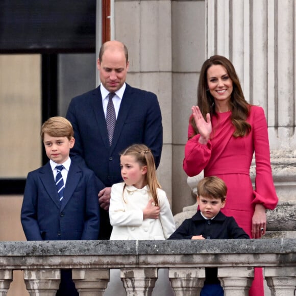 Le prince William, Kate Middleton et leurs enfants le prince George, la princesse Charlotte et le prince Louis - La famille royale regarde la grande parade qui clôture les festivités du jubilé de platine de la reine à Londres le 5 juin 2022. 