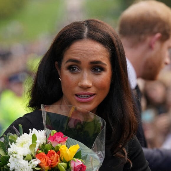 Meghan Markle, duchesse de Sussex à la rencontre de la foule devant le château de Windsor, suite au décès de la reine Elisabeth II d'Angleterre. Le 10 septembre 2022 