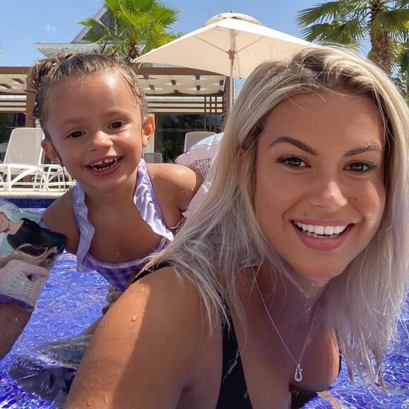 Carla Moreau pose avec sa fille Ruby