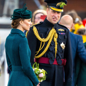 Le prince William, duc de Cambridge, et Catherine (Kate) Middleton, duchesse de Cambridge, visitent le 1er bataillon d'Irish Guards à l'occasion de la parade de la Saint Patrick à Aldershot, le 17 mars 2022.