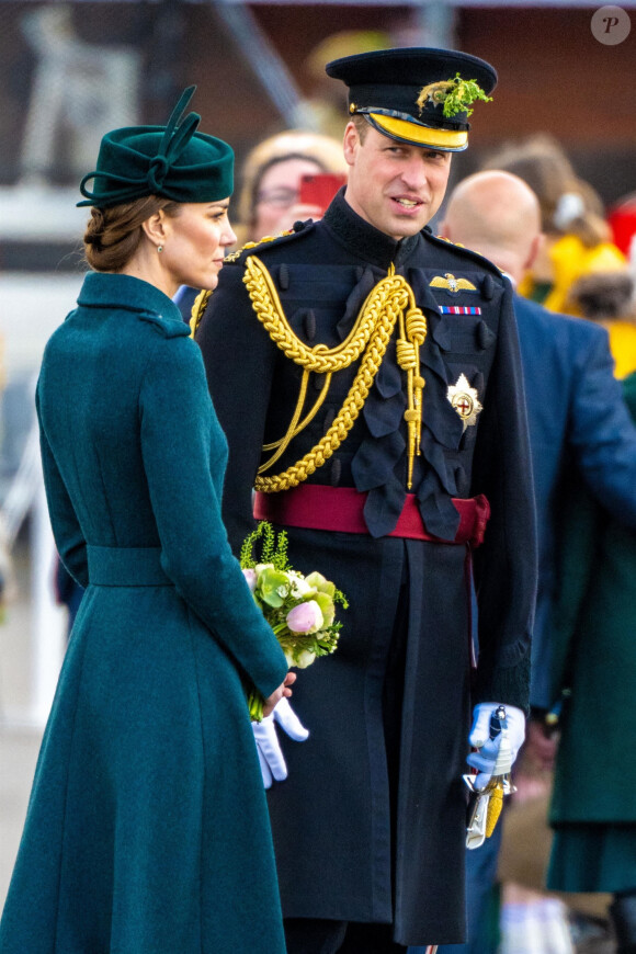 Le prince William, duc de Cambridge, et Catherine (Kate) Middleton, duchesse de Cambridge, visitent le 1er bataillon d'Irish Guards à l'occasion de la parade de la Saint Patrick à Aldershot, le 17 mars 2022.