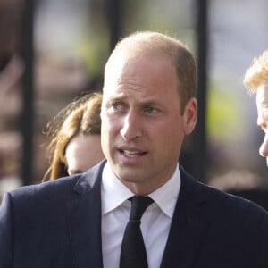 Le prince de Galles William, le prince Harry, duc de Sussex à la rencontre de la foule devant le château de Windsor, suite au décès de la reine Elisabeth II d'Angleterre. Le 10 septembre 2022 