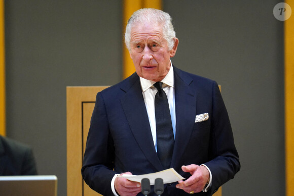 Le roi Charles III d'Angleterre et Camilla Parker Bowles, reine consort d'Angleterre, au Parlement gallois pour recevoir les condoléances officielles des députés à la suite du décès de la reine Elizabeth II, à Cardiff, Pays Galles, Royaume Uni, le 16 septembre 2022.