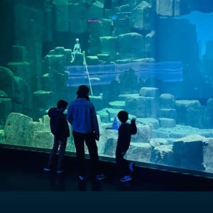 Léa Salamé de sortie avec ses enfants à l'Aquarium de Paris