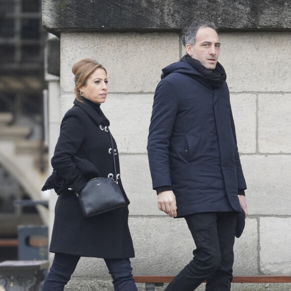 Léa Salame et Raphaël Glucksmann lors des obsèques de Sebastien Demorand à Paris le 31 janvier 2020