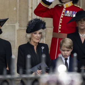 Meghan Markle, Camilla Parker Bowles, reine consort d'Angleterre, Le prince George de Galles,La princesse Charlotte de Galles,Catherine (Kate) Middleton, princesse de Galles - Procession du cercueil de la reine Elizabeth II d'Angleterre de Wesminster Hall où il était exposé au public, jusqu'à l'Abbaye de Westminster. Le cercueil est installé sur l'affût du canon, puis tiré par 142 marins de la Royal Navy à l'aide de cordages, dans la plus pure tradition de la monarchie britannique. Cette tradition remonte aux funérailles d'Etat de la reine Victoria en février 1901. Londres, le 19 septembre 2022. 