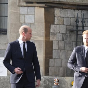 Le prince de Galles William, la princesse de Galles Kate Catherine Middleton, le prince Harry, duc de Sussex, Meghan Markle, duchesse de Sussex à la rencontre de la foule devant le château de Windsor, suite au décès de la reine Elisabeth II d'Angleterre. Le 10 septembre 2022 