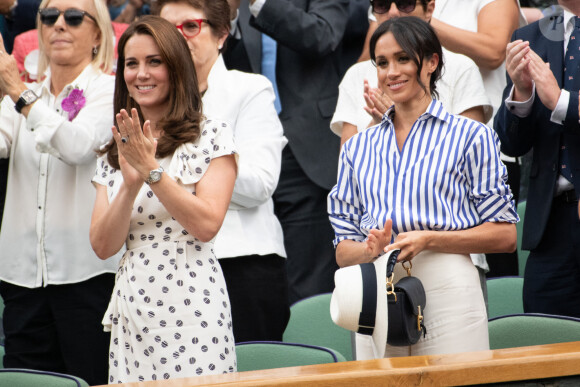 Catherine (Kate) Middleton, duchesse de Cambridge et Meghan Markle, duchesse de Sussex assistent au match de tennis Nadal contre Djokovic lors du tournoi de Wimbledon "The Championships", le 14 juillet 2018