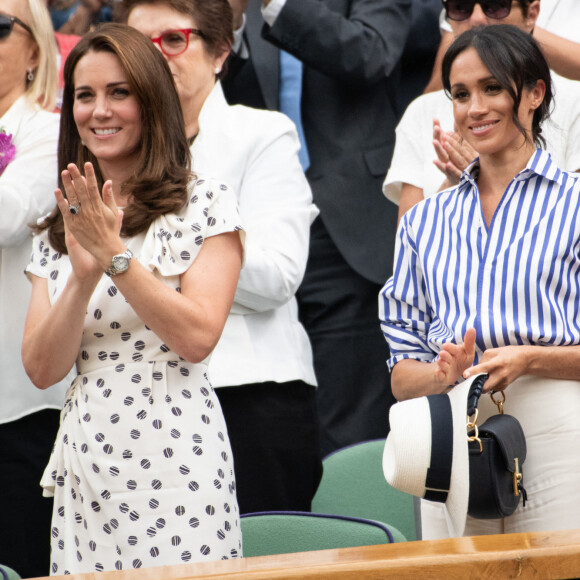 Catherine (Kate) Middleton, duchesse de Cambridge et Meghan Markle, duchesse de Sussex assistent au match de tennis Nadal contre Djokovic lors du tournoi de Wimbledon "The Championships", le 14 juillet 2018