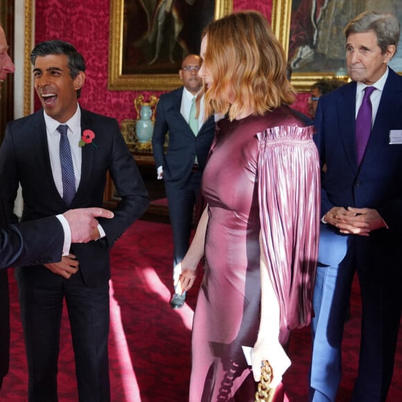 Le roi Charles III d'Angleterre, le Premier ministre Rishi Sunak, Stella McCartney et John Kerry - Réception à Buckingham Palace avec des dirigeants mondiaux, des personnalités du monde des affaires, des écologistes et des ONG, à Londres, avant le sommet de la Cop 27. Le 4 novembre 2022. 