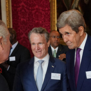 Le roi Charles III d'Angleterre, Brian Moynihan, John Kerry, Alok Sharma et Keir Starmer - Réception à Buckingham Palace avec des dirigeants mondiaux, des personnalités du monde des affaires, des écologistes et des ONG, à Londres, avant le sommet de la Cop 27. Le 4 novembre 2022. 