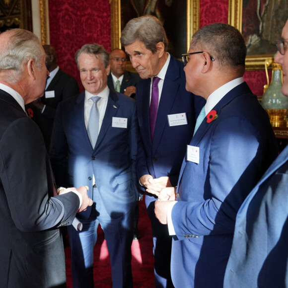 Le roi Charles III d'Angleterre, Brian Moynihan, John Kerry, Alok Sharma et Keir Starmer - Réception à Buckingham Palace avec des dirigeants mondiaux, des personnalités du monde des affaires, des écologistes et des ONG, à Londres, avant le sommet de la Cop 27. Le 4 novembre 2022. 