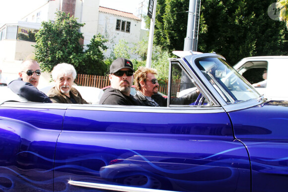 Johnny Hallyday part déjeuner avec ses amis sur Sunset Boulevard, le 12 février 2010. Il est au volant de sa nouvelle Cadillac.