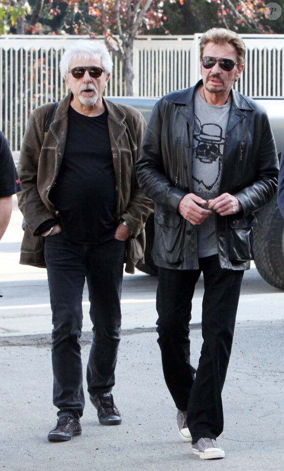 Johnny Hallyday part déjeuner avec son ami Daniel Angeli sur Sunset Boulevard, le 12 février 2010. 