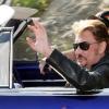 Johnny Hallyday part déjeuner avec ses amis sur Sunset Boulevard, le 12 février 2010. Il est au volant de sa nouvelle Cadillac.