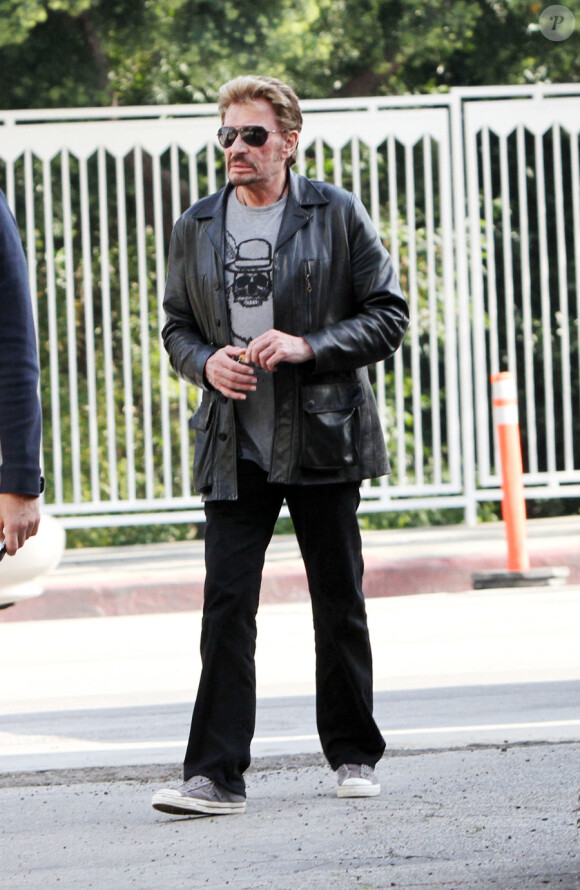 Johnny Hallyday part déjeuner avec ses amis sur Sunset Boulevard, le 12 février 2010. Il est au volant de sa nouvelle Cadillac.