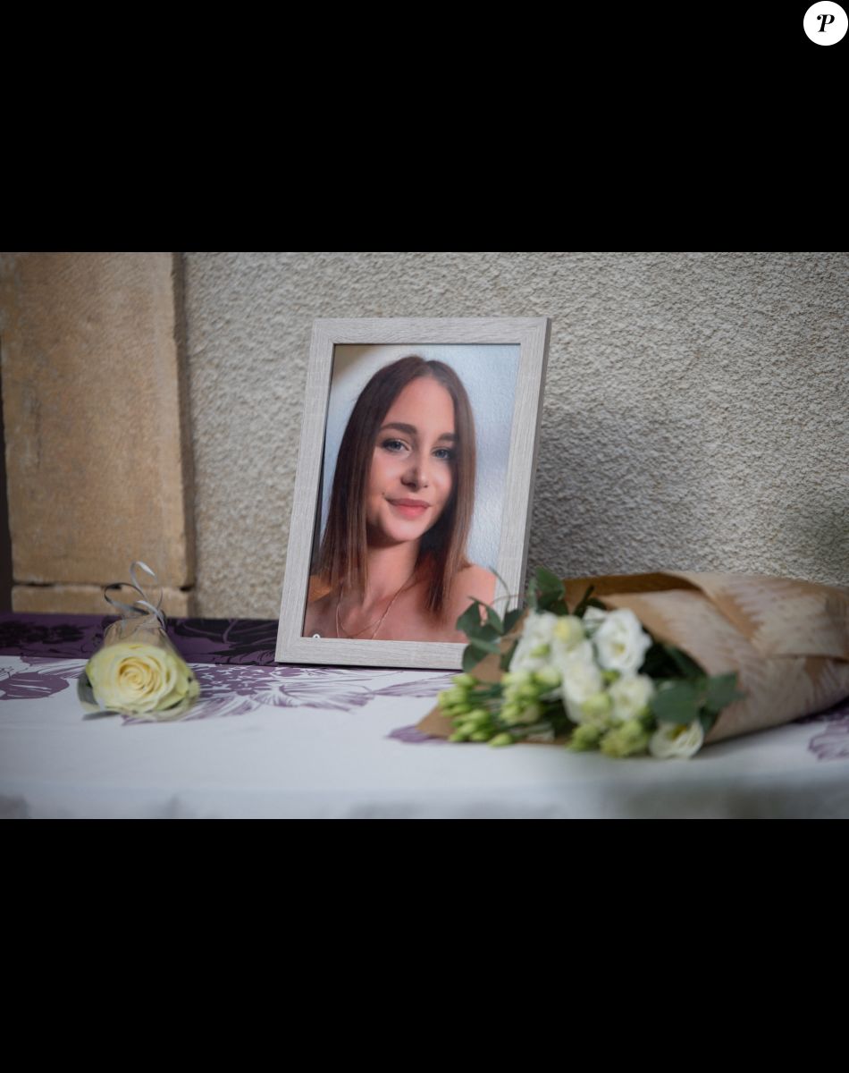 Portrait de Justine Veyrac devant le hall de la mairie de Tauriac, France et déposé le 28 octobre 2022. @ Longerias R/ANDBZ/ABACAPRESS.COM