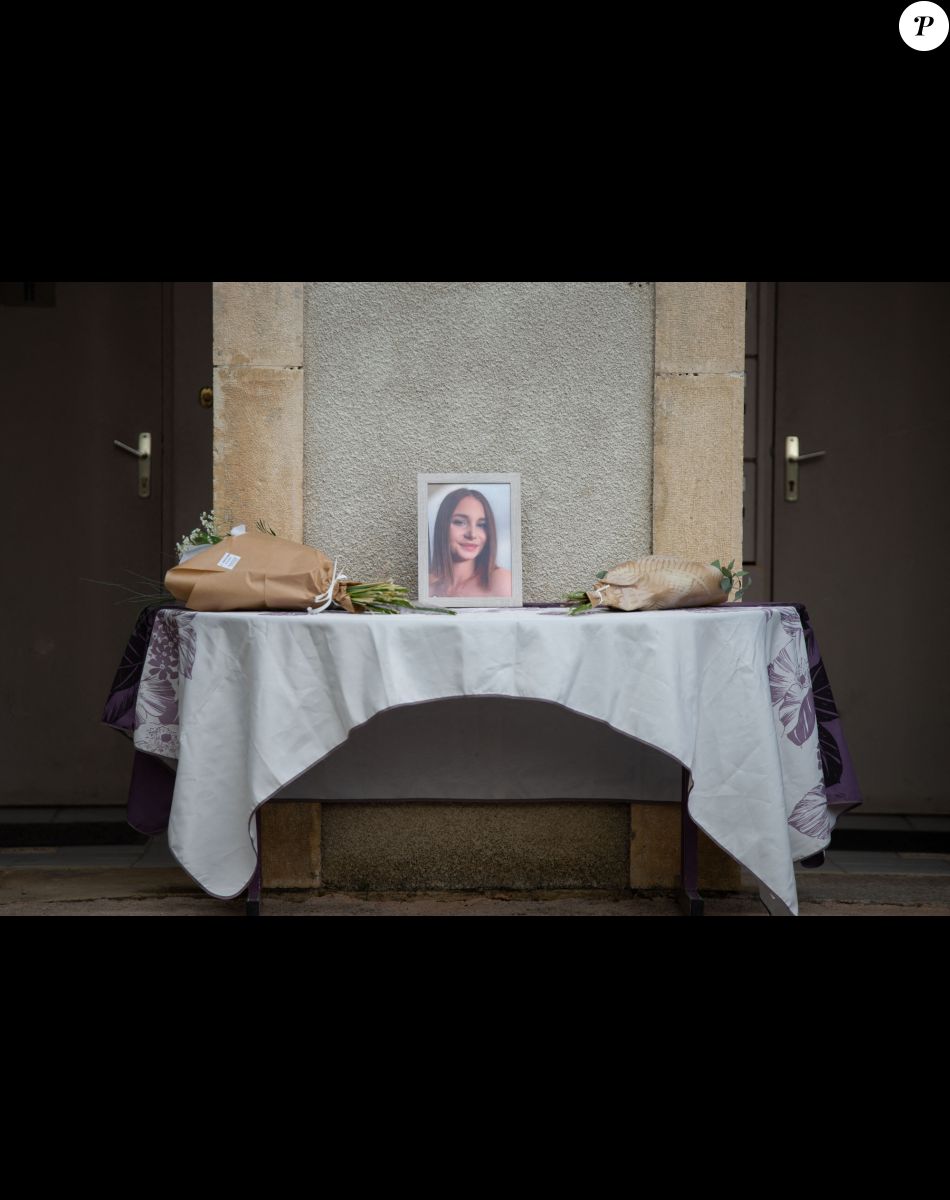 Portrait de Justine Veyrac devant le hall de la mairie de Tauriac, France et déposé le 28 octobre 2022. @ Longerias R/ANDBZ/ABACAPRESS.COM