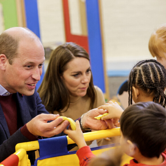 Le prince William, prince de Galles, et Catherine (Kate) Middleton, princesse de Galles, rencontrent le personnel et les usagers des services du Rainbow Centre à Scarborough, le 3 novembre 2022. Rainbow Centre est une organisation qui offre une porte ouverte à la communauté de Scarborough, dans le North Yorkshire, et aide et soutient toute personne dans le besoin. 
