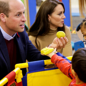 Le prince William, prince de Galles, et Catherine (Kate) Middleton, princesse de Galles, rencontrent le personnel et les usagers des services du Rainbow Centre à Scarborough, le 3 novembre 2022. Rainbow Centre est une organisation qui offre une porte ouverte à la communauté de Scarborough, dans le North Yorkshire, et aide et soutient toute personne dans le besoin. 