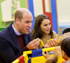 Le prince William, prince de Galles, et Catherine (Kate) Middleton, princesse de Galles, rencontrent le personnel et les usagers des services du Rainbow Centre à Scarborough