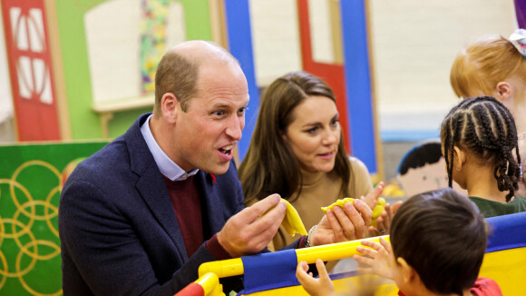 Prince William enquiquiné par une fillette habillée en princesse lors d'une visite à Scarborough