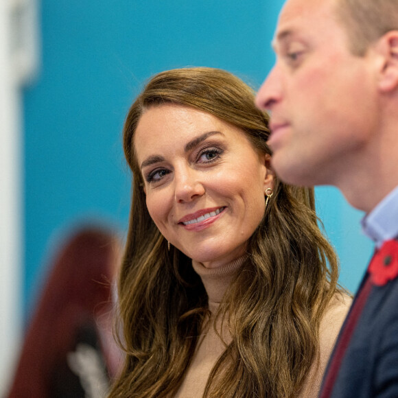 Le prince William, prince de Galles, et Catherine (Kate) Middleton, princesse de Galles, se rendent à Scarborough pour lancer un financement destiné à soutenir la santé mentale des jeunes, dans le cadre d'une collaboration dirigée par la Royal Foundation le 3 novembre 2022. 