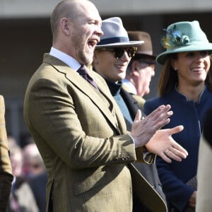 Mike Tindall et Zara Phillips (Tindall) enceinte, au festival Cheltenham le 13 mars 2018. 