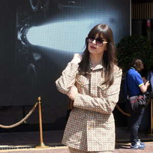 Clara Luciani se promène sur la croisette lors du 75ème Festival International du Film de Cannes, le 21 mai 2022. 