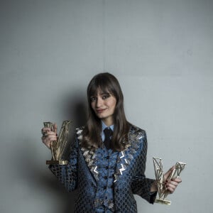 Exclusif - Clara Luciani (Artiste féminine de l'année et Album de l'année pour "Coeur") en backstage lors la 37ème cérémonie des Victoires de la musique à la Seine musicale de Boulogne-Billancourt, le 11 février 2022. © Cyril Moreau / Tiziano Da Silva / Bestimage 