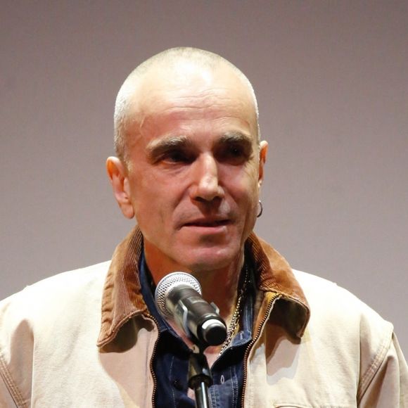 Daniel Day-Lewis répond aux journalistes après la première de son film "Phantom Thread" à la fondation Niarchos à Athènes en Grèce, le 1er février 2018